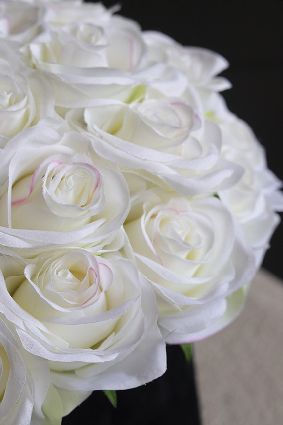 flowerbox na prezent Jubileo 30 Białych Róż w welurowym pudełku