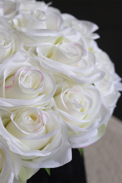 flowerbox na prezent Jubileo 30 Białych Róż w welurowym pudełku