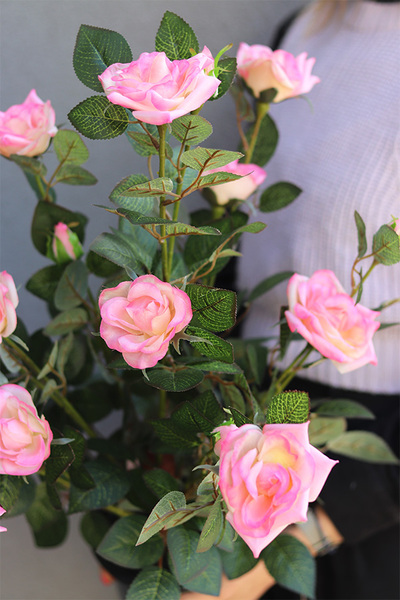 Róża Pinky, sztuczna roślina w doniczce