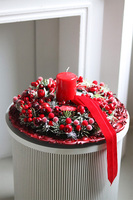 Red Table, stroik ze świecą na talerzu