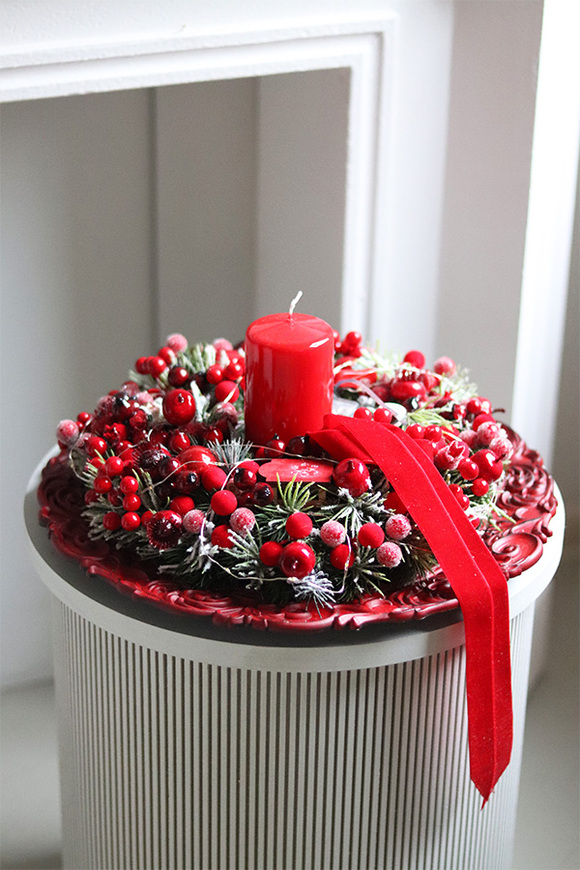 Red Table, stroik ze świecą na talerzu