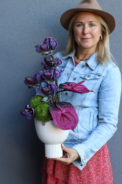 OD RĘKI Mireta, nowoczesna dekoracja ze storczykiem i anturium, wym.54cm