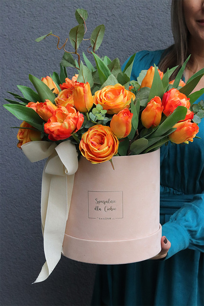 Orange Decor, flowerbox welurowy z pomarańczowymi kwiatami	