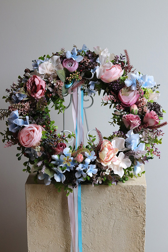 Nastella, pastelowy wianek na drzwi