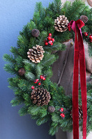 Velvetia, zimowy wianek z kokardką