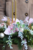 Pink Pastel Christmas, świąteczny stroik ze świecami na tacce	