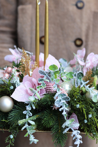 Pink Pastel Christmas, świąteczny stroik ze świecami na tacce	