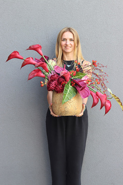 Bordona B, nowoczesna kompozycja kwiatowa, wym.58x90x38cm