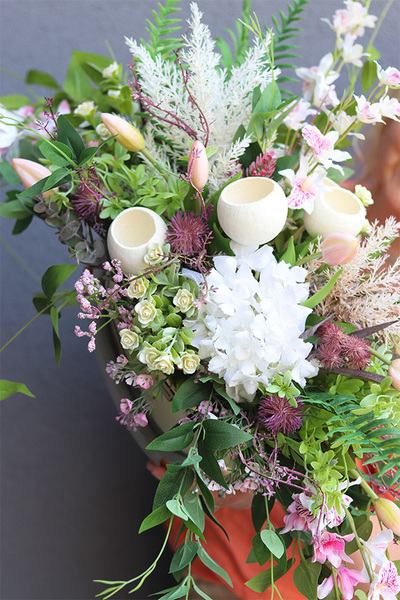 Eufrazja Gold, kompozycja kwiatowa w naczyniu