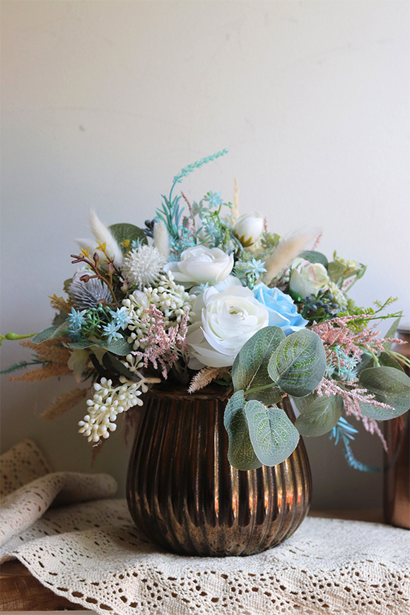 Blue Marine, kompozycja kwiatowa w miedzianym naczyniu