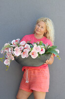 Dekoria Laos Auris, kompozycja kwiatowa w plastikowym naczyniu