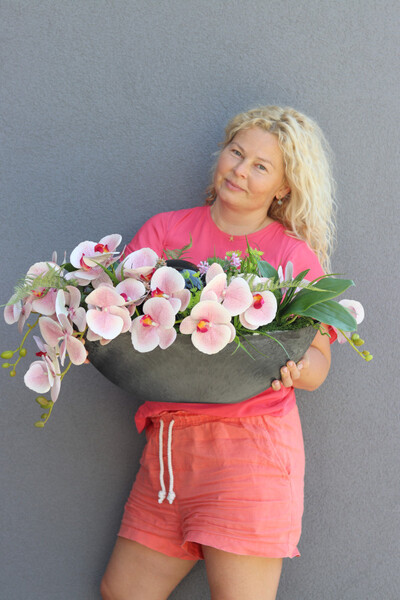 Dekoria Laos Auris, kompozycja kwiatowa w plastikowym naczyniu