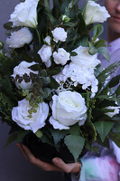 Manifista, smukła kompozycja nagrobna w misie