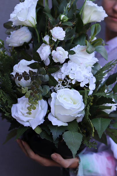 Manifista, smukła kompozycja nagrobna w misie