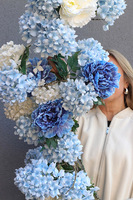 Blue Sky, girlanda z białymi i niebieskimi kwiatami