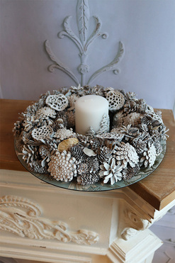 Mroźne Szyszki, stroik ze świecą na talerzu, wym.10x33cm