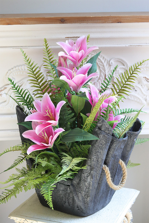 Pink Lilly Volcan, nowoczesna kompozycja nagrobna w misie