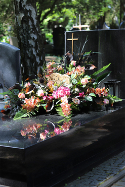 Big Dorissa, duża wiązanka nagrobna z kaliami, wym.70x100cm 