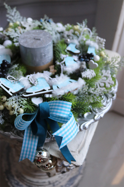 Blue Christmas, stroik ze świecą na talerzu