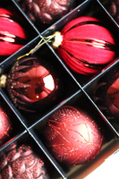 Red Forest, błyszczące świąteczne bombki