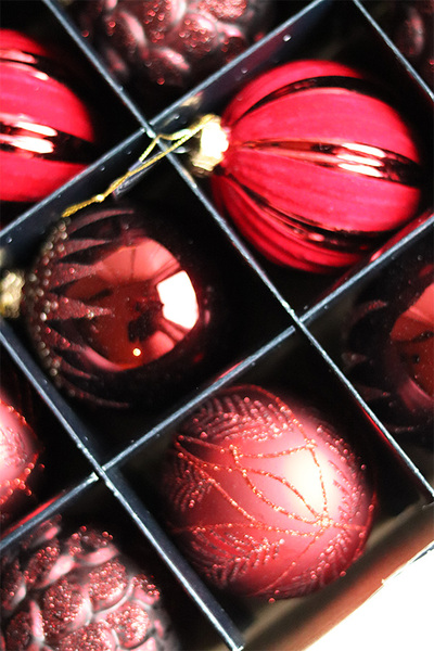 Red Forest, błyszczące świąteczne bombki