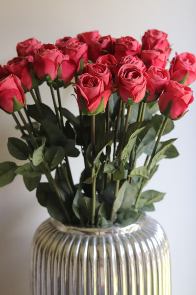 Hilton Roses, kompozycja kwiatowa róże w wazonie