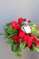 Dekoria Red, efektowna kompozycja kwiatowa na tacy