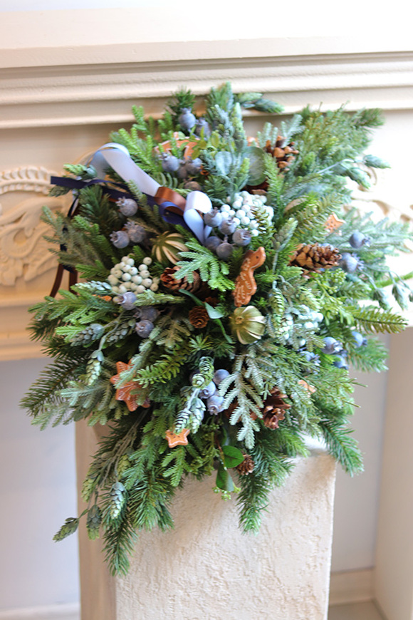 Niebieska Zima, świąteczna kompozycja nagrobna na desce