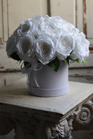 flowerbox welurowy z białymi różami, Bielissa Roses, wys.30cm 