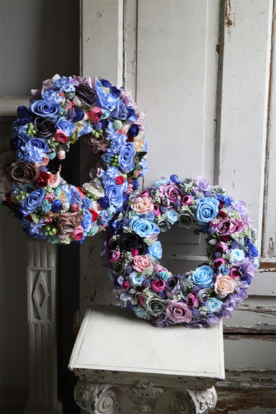 efektowny wianek z niebieskimi różami, Pranassa Pranella, śr.39cm 