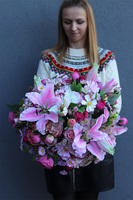 Lilie Pink, flowerbox w paski z różowymi kwiatami