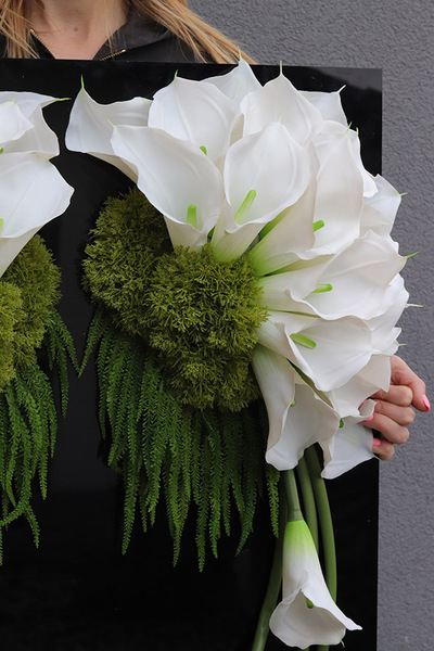 New Design Skrzydła Anioła, dekoracja nagrobna na czarnej podstawie