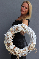 OD RĘKI marynistyczny wianek z muszlami i bawełną, Skarby Plaży, śr.40cm