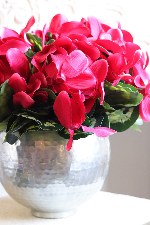 Cyklameny Silver, kompozycja kwiatowa w srebrnej kuli