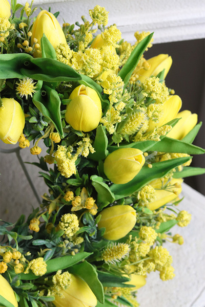 Żółta Wielkanoc Emporio, wianek na drzwi z kwiatami