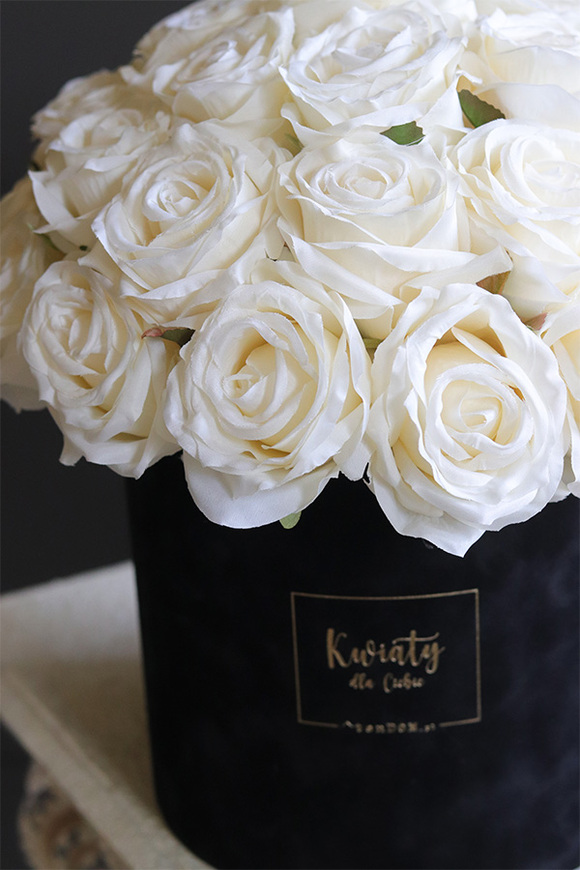 flowerbox na prezent Jubileo 30 Białych Róż w welurowym pudełku