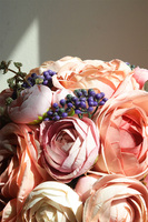 Celina 2, welurowy flowerbox z różowymi kwiatami