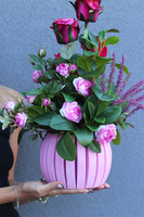 Kwiatowa Morena, kompozycja kwiatowa w drewnianej osłonce, wys.47cm