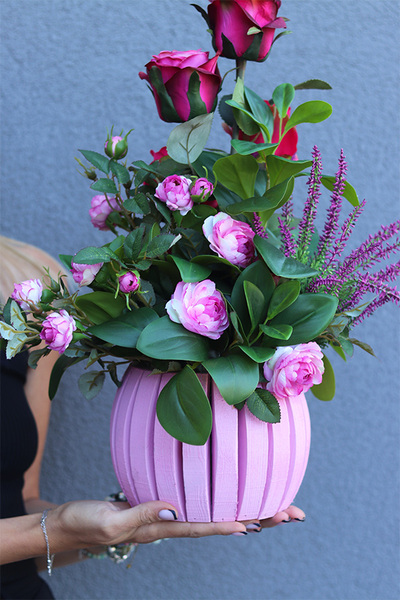 Kwiatowa Morena, kompozycja kwiatowa w drewnianej osłonce, wys.47cm