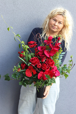 Red Orchids 2, czerwony bukiet nagrobny we wkładzie, dł.61cm