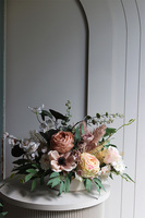 Novotel Beige, kompozycja kwiatowa w naczyniu