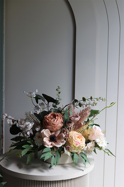 Novotel Beige, kompozycja kwiatowa w naczyniu, wym.25x50x25cm