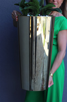 Golderia, elegancki storczyk podłogowy w złotej donicy z białym kamieniem