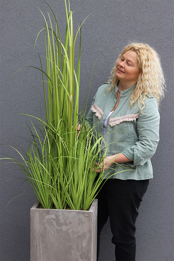 Concrete Modern Tall, wysokiej jakości sztuczna trawa w betonowej donicy