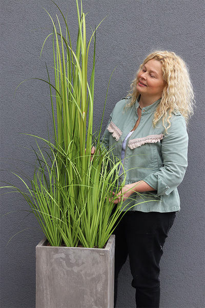 Concrete Modern Tall, wysokiej jakości sztuczna trawa w betonowej donicy