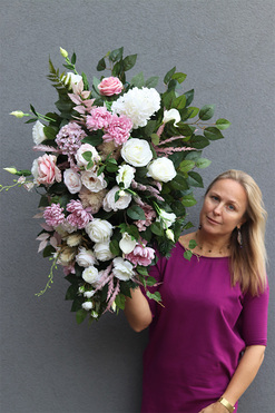 Roseria, jasna wiązanka nagrobna z astrami, dł.90cm