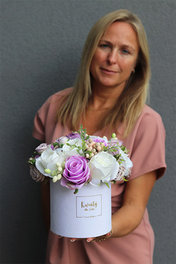 Lilla Velvet, flowerbox kwiatowy w welurowym pudełku, wys.26cm