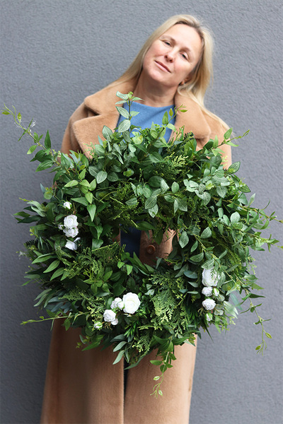 Greenna, zielony wianek na drzwi z różami