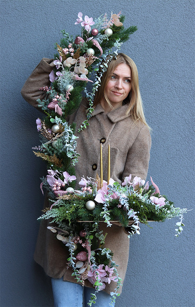 Pink Pastel Christmas, świąteczny stroik ze świecami na tacce