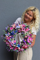 Różowa Polana, różowy wianek na drzwi